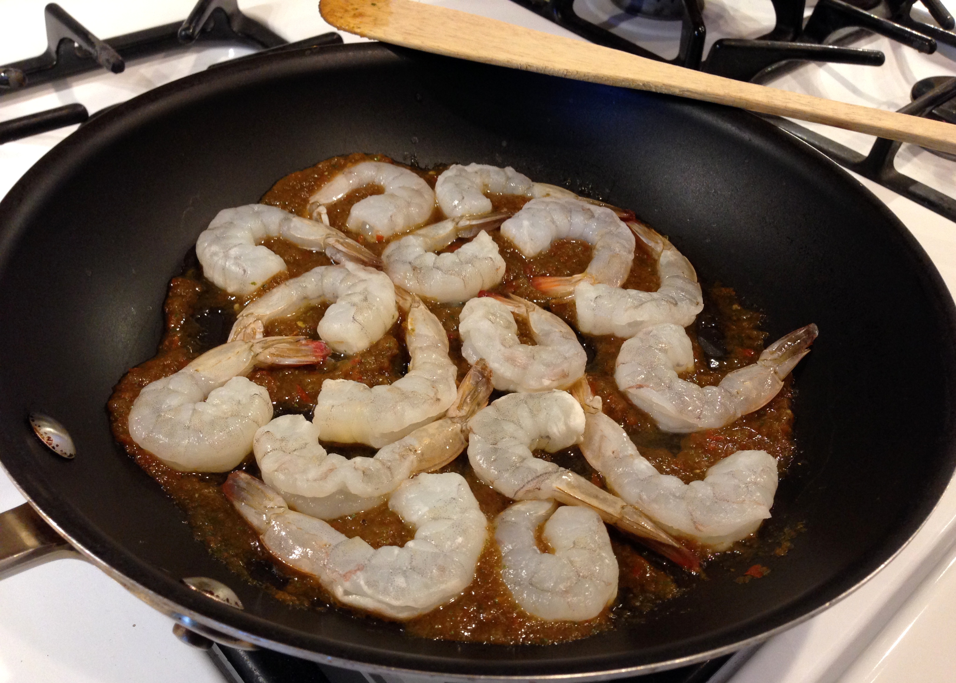 Raw shrimp in sofrito