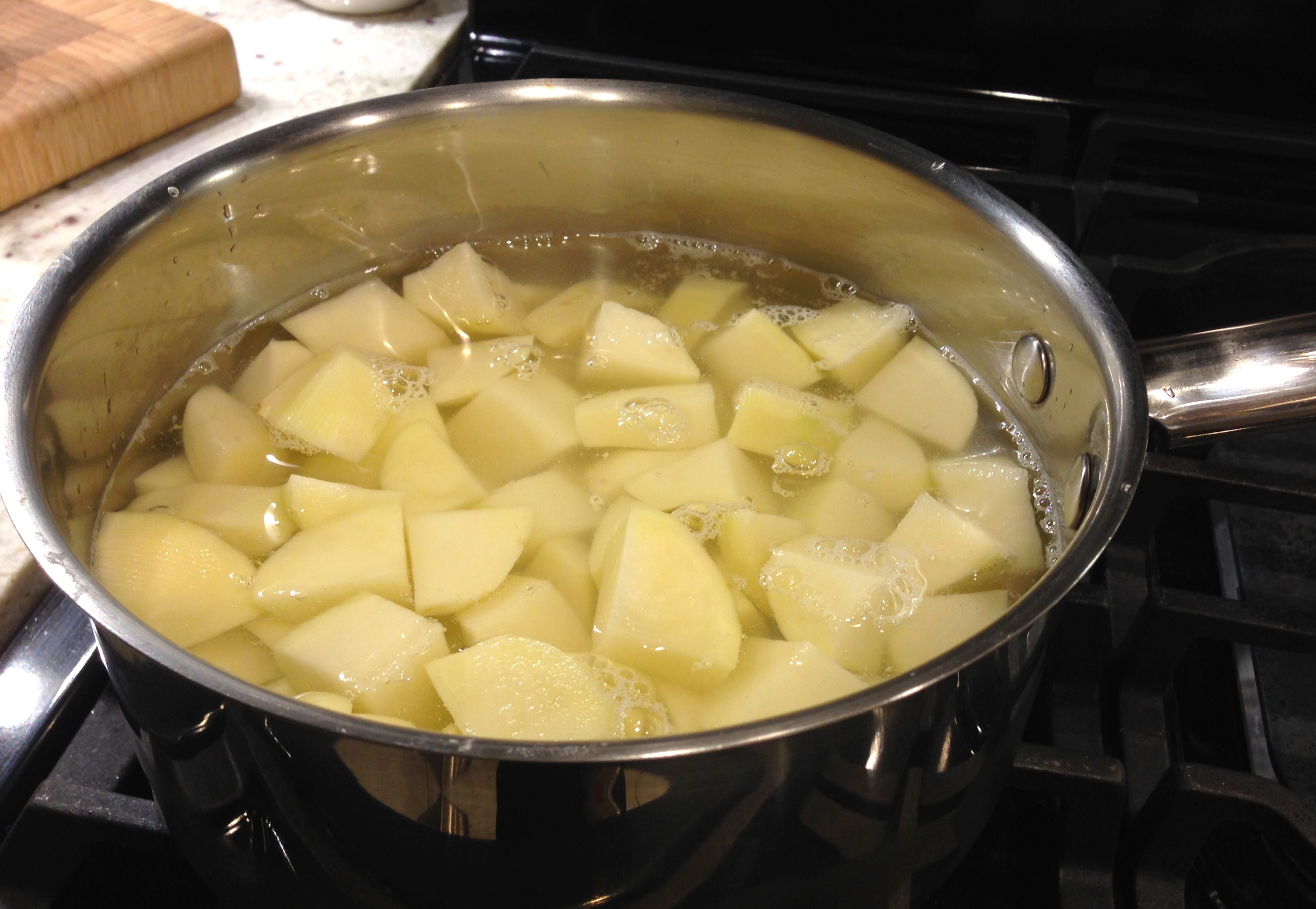 Добавить картофель в кипящую воду
